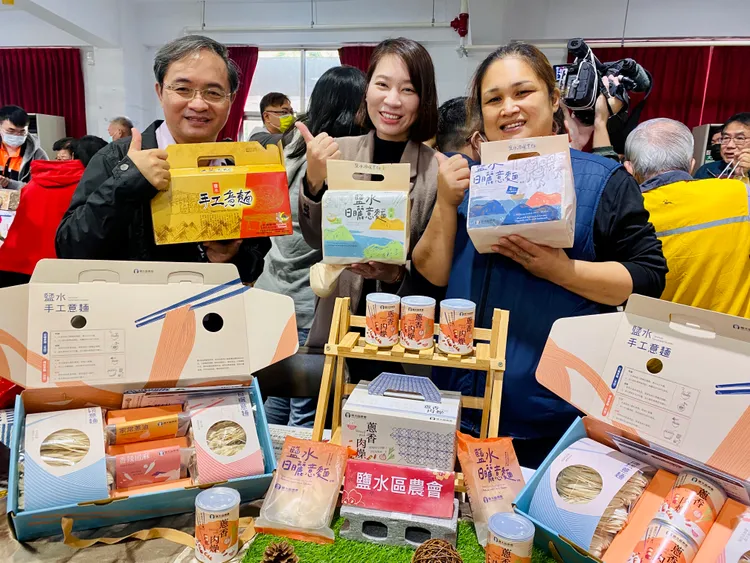 鹽水意麵全國有名，區農會的伴手禮賣到嚇嚇叫。王志弘攝