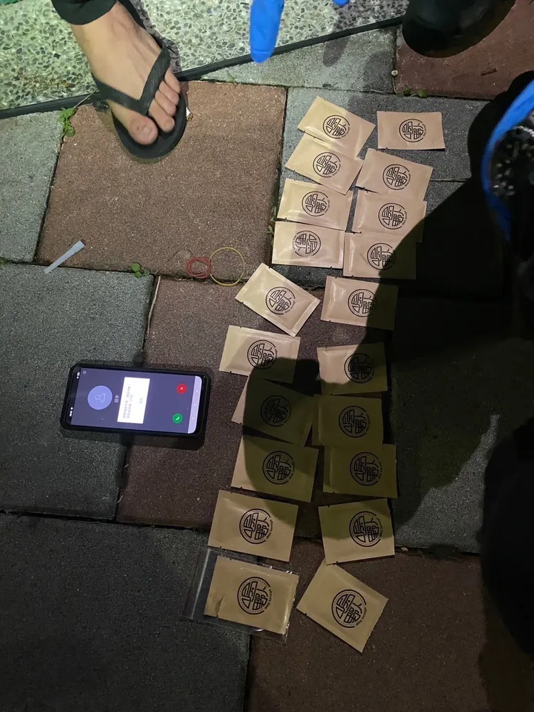 汪男身上搜出毒品咖啡包20包。翻攝畫面