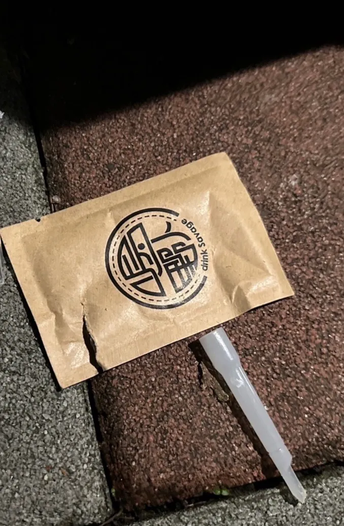 咖啡包上印有「喝野人」字體。翻攝畫面