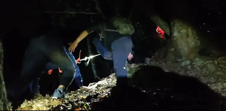 搜救人員將山友拉至安全點後帶回步道上。民眾提供
