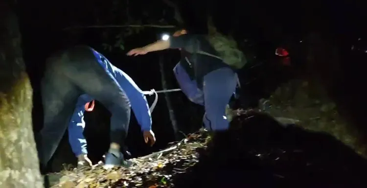 受困山友手腳併用爬上邊坡。民眾提供