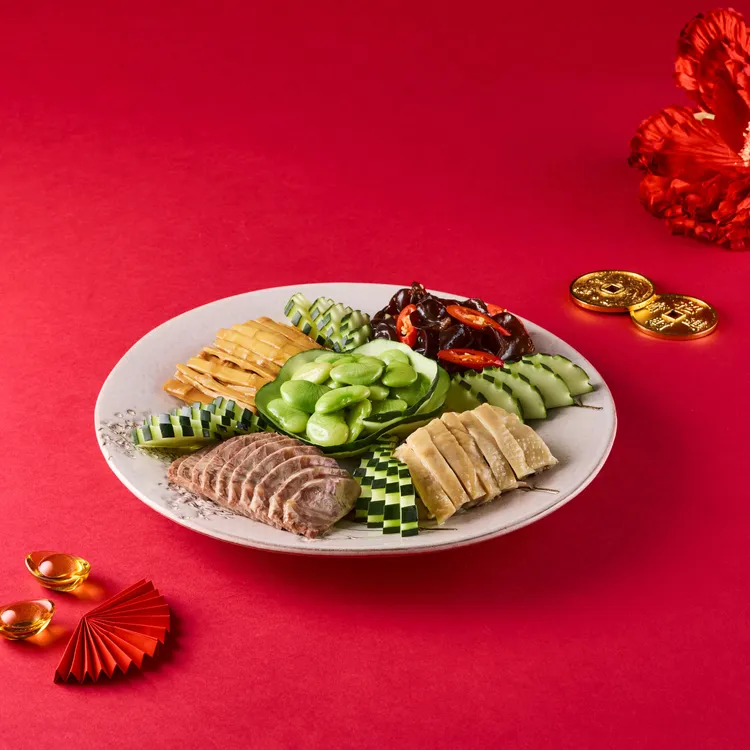 「五福拼盤」一次囊括李白醉雞、陳皮五香牛肉、江南皇帝豆、上海油燜筍、涼拌黑木耳。業者提供