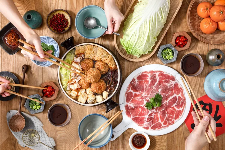 安永鮮物攜手「林聰明沙鍋魚頭」、米其林一星「富錦樹台菜香檳」、「添好運」、「祥和蔬食」等品牌推出年節圍爐澎派料理，輕鬆享受星級圍爐美食。業者提供