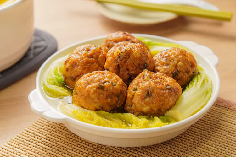 龍虎斑獅子頭白菜，保留魚皮增加口感層次，加入白菜更爽口。業者提供