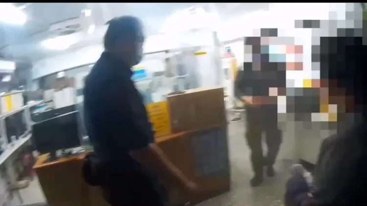警方將老婦人送回派出所。翻攝畫面