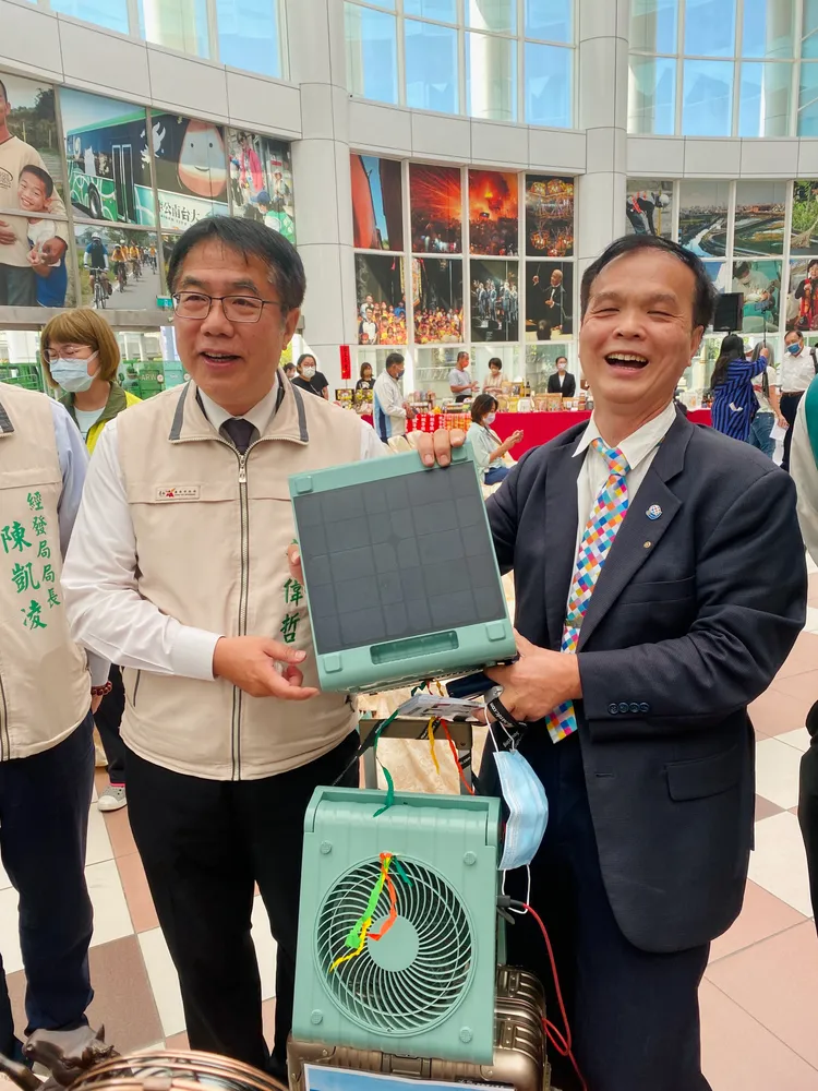 黃偉哲與業者宣傳綠能的重要性。王志弘攝