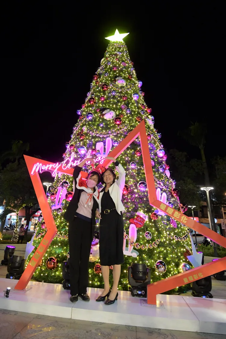 彰縣府廣場的耶誕樹佈置高八公尺。孫英哲攝