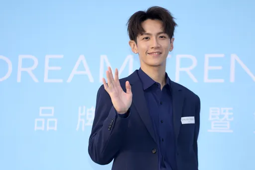 柯震東否認和「啦啦隊女神」峮峮熱戀 自爆最欣賞大11歲天后