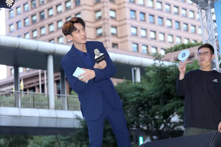 柯震東記者會上和粉絲玩遊戲。陳明中攝