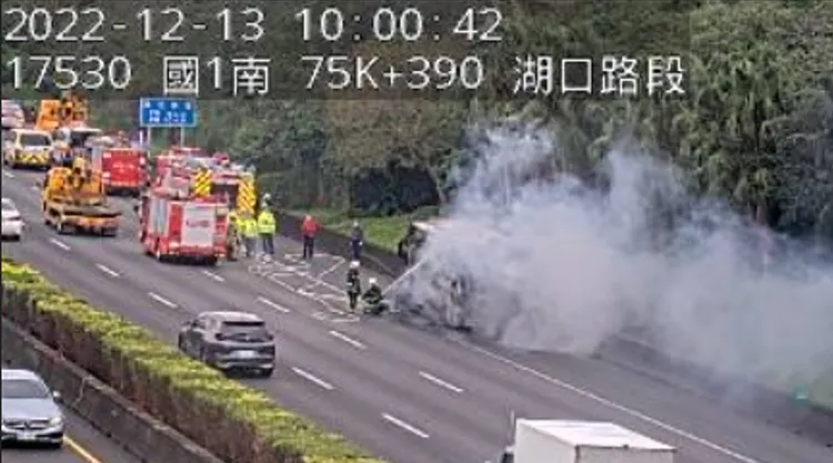 密布的濃煙佔據整個車道。翻攝自高公局1968APP