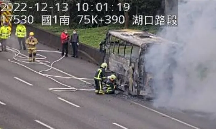 國道一台中型巴士燒到剩骨架。翻攝自高公局1968APP