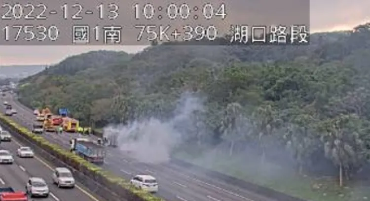 警消人員搶救中。翻攝自高公局1968APP