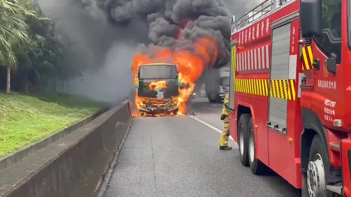 國1湖口段遊覽車陷火海　燒到剩骨架！濃煙狂竄警消灌救