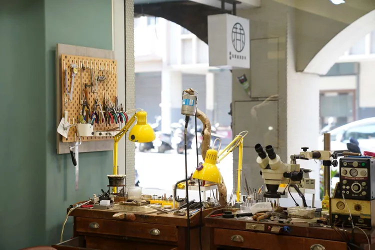 「赫赫珠寶維修訂製專門店」依客人需求客製貴金屬設計專屬課程。新竹市政府提供