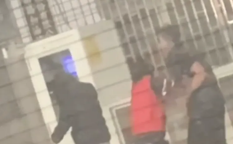 洪姓男子攻擊加油員後，還不斷出言怒罵恐嚇對方。翻攝社會事新聞影音