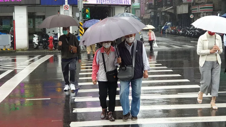 基隆起溫低，為了避免感冒，民眾仍戴上口罩。戴之聖攝