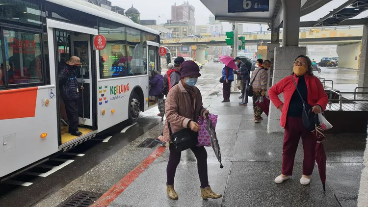上下公車為了省麻煩，乾脆都戴上口罩。戴之聖攝