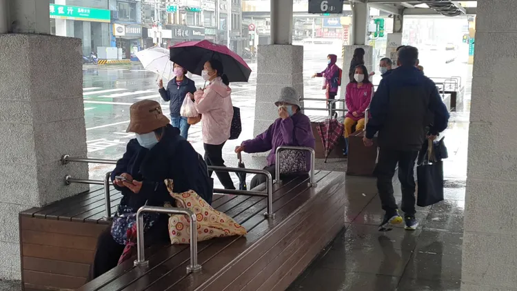 公車站內的民眾仍選擇配戴口罩。戴之聖攝