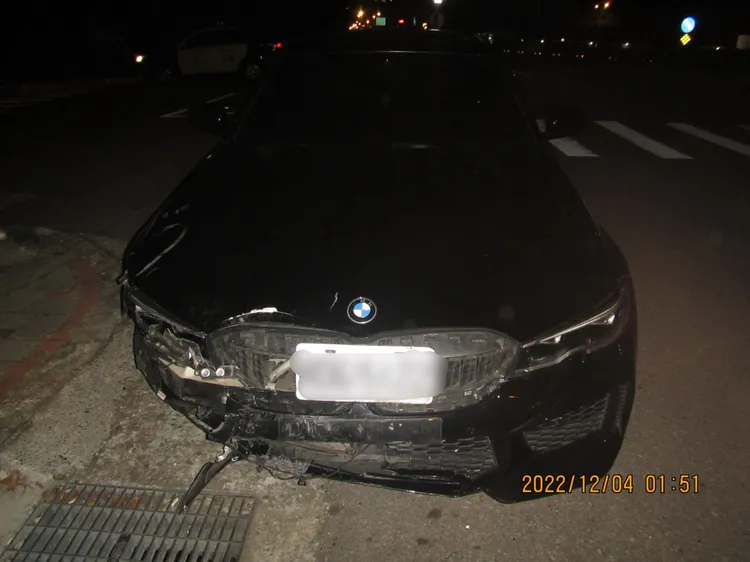 肇事轎車車頭毀損。讀者提供