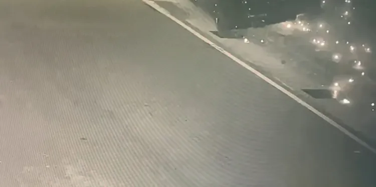 肇事BMW轎車車底和路緣磨擦、冒出火花。讀者提供