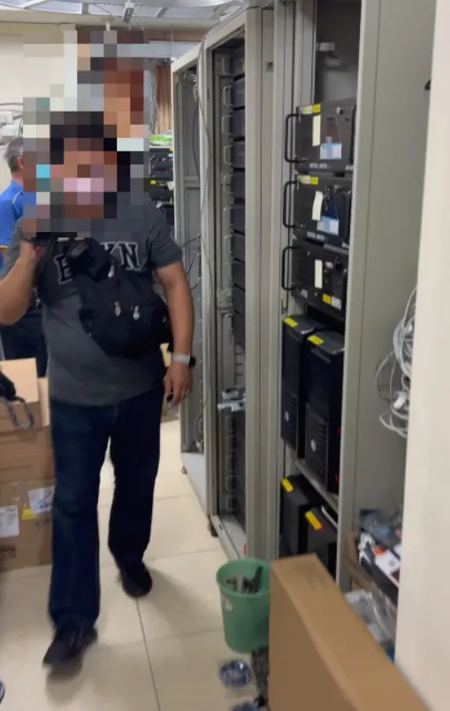 警方搜索簡訊商。翻攝畫面