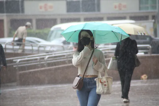出門帶傘！這3區今要留意大雨　跨年元旦又濕又涼區域曝光