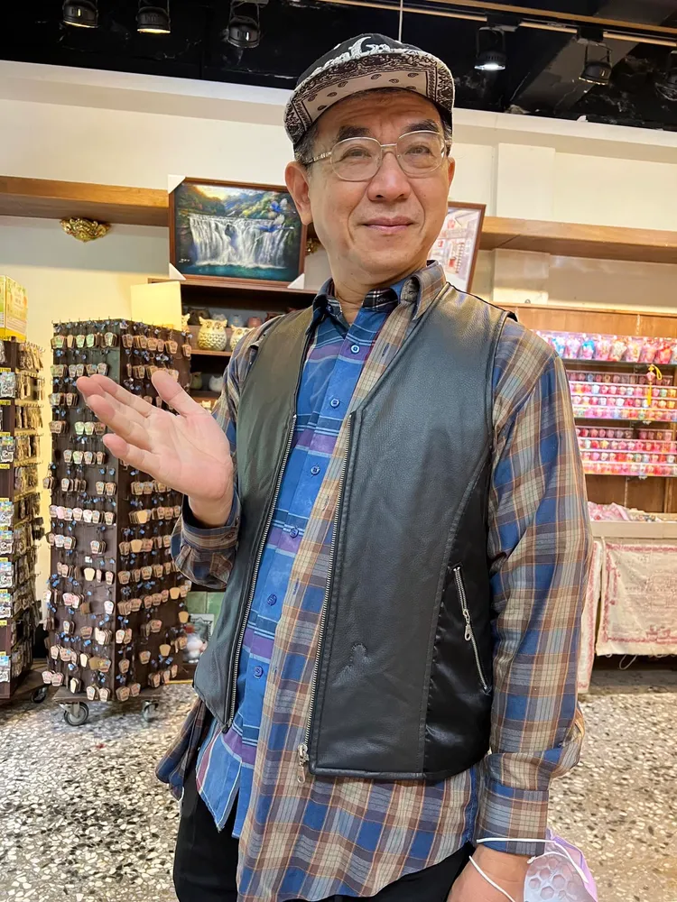 黃重生自稱畢業中正理工學院，公餘時從事西畫、陶藝與音樂教學。翻攝黃重生臉書