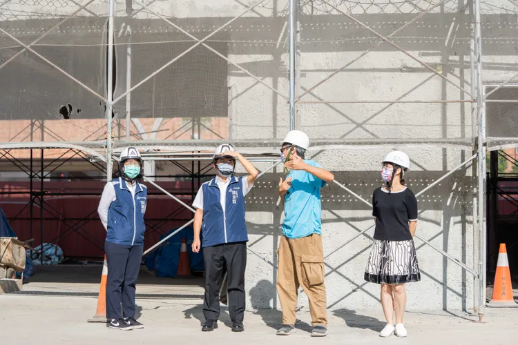 左起由工務處副處長游蘭英、春福營造工務部何經理及竹蓮國小校長劉向欣陪同視察。市府提供