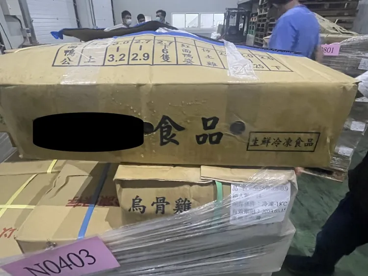 現場查扣的過期改標烏骨雞。警方提供