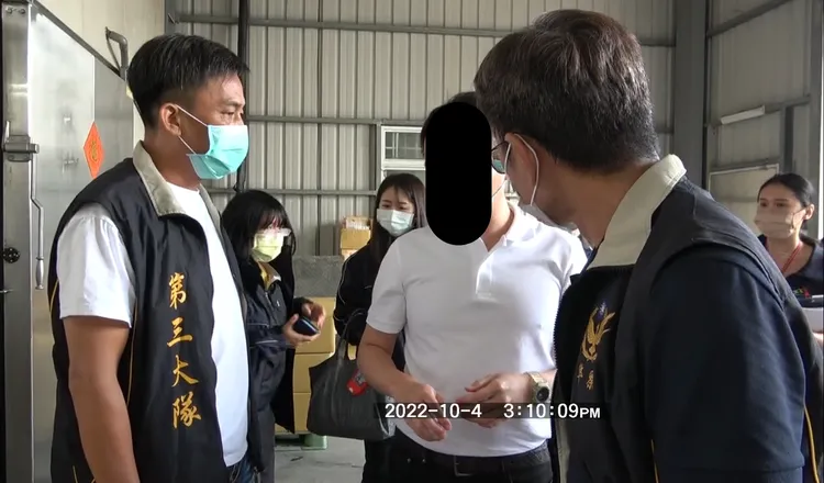 稽查人員現場詢問涉案相關人員。警方提供