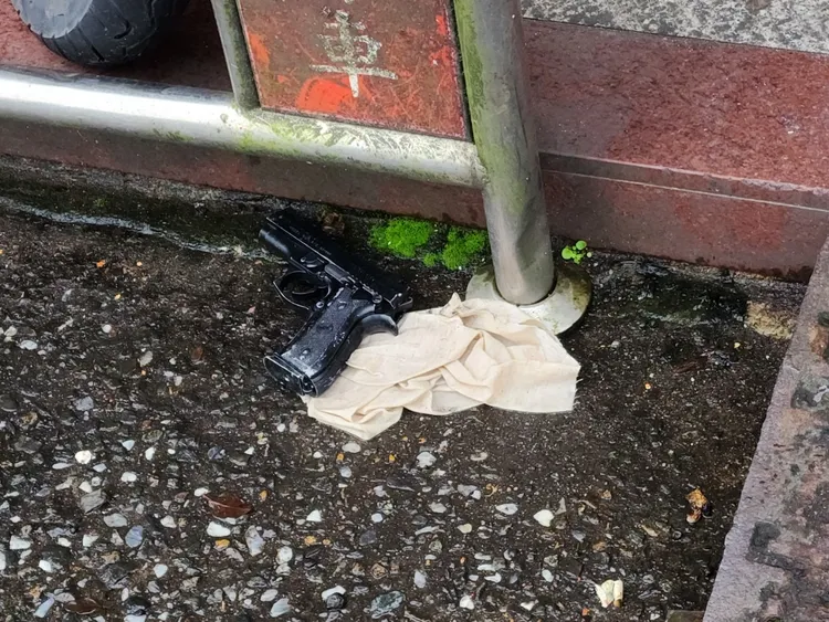 民眾在街道上發現槍枝。翻攝畫面