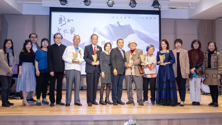 市長侯友宜與受獎者合影。新北市政府提供