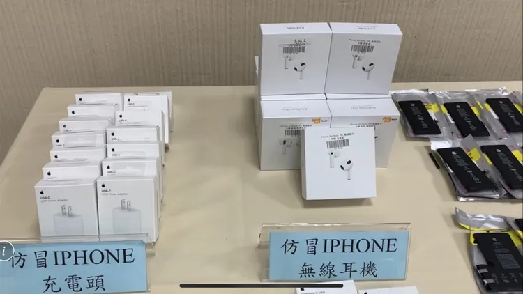 警方查扣仿冒iPhone耳機及充電頭。保二總隊提供