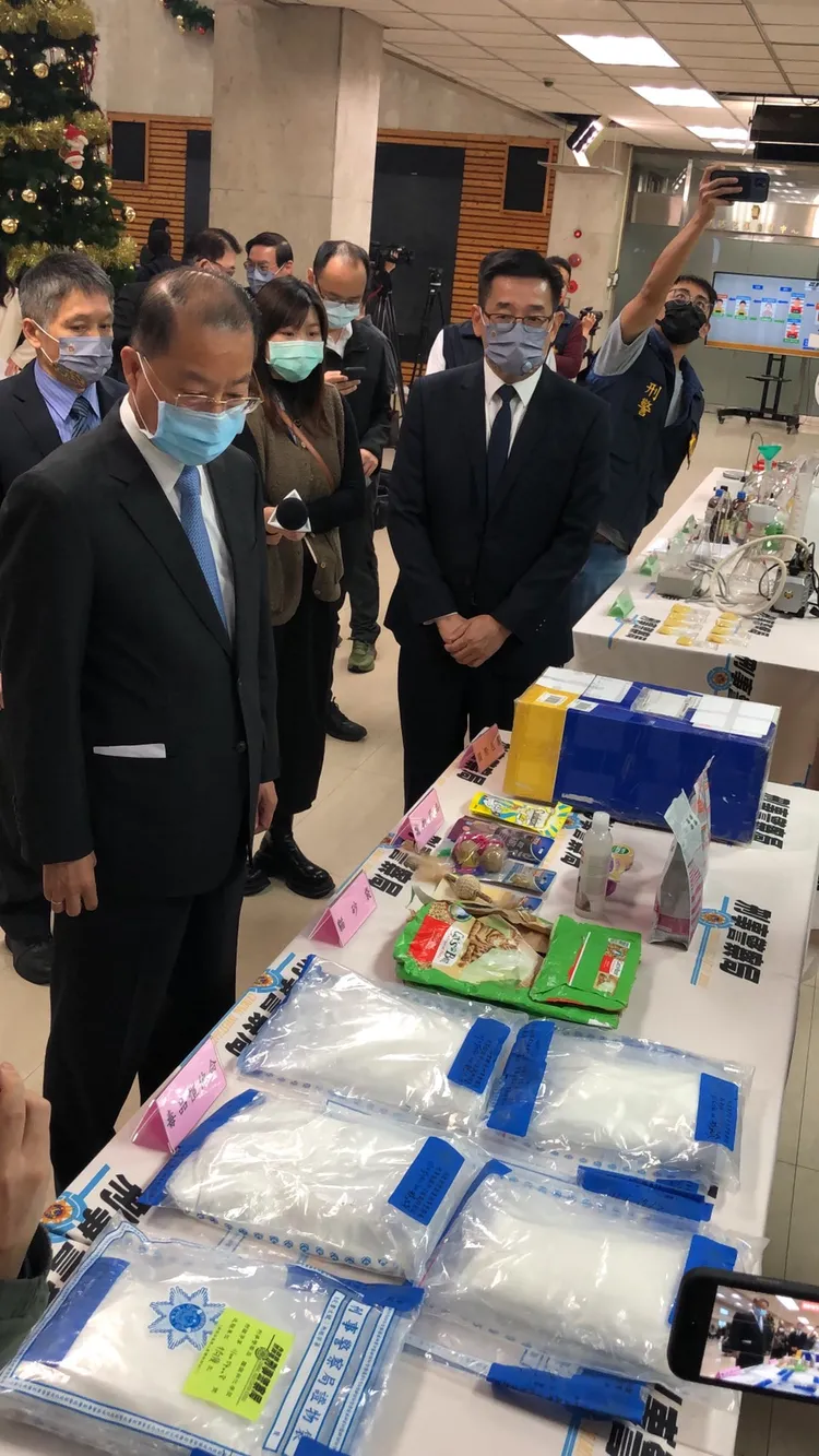 黃明昭視察警方緝毒成果。高鈞麟攝