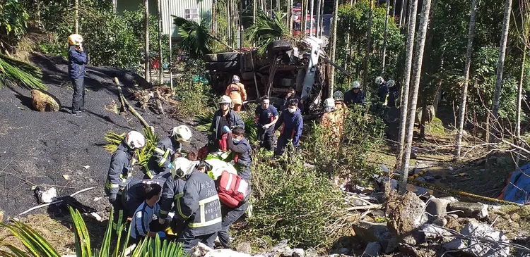 警消人員抵達，發現駕駛倒在車旁，立即觀察生命狀況。警消提供