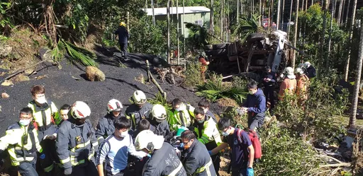 新北三峽大貨車翻落邊坡 駕駛倒臥車旁無呼吸心跳急送醫