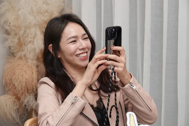 夏于喬看記者演奏小提琴樂開懷。陳德興攝