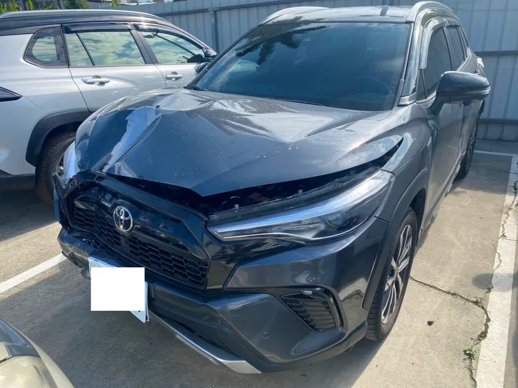 肇事休旅車車頭凹陷，但駕駛未交代號誌桿下落。讀者提供