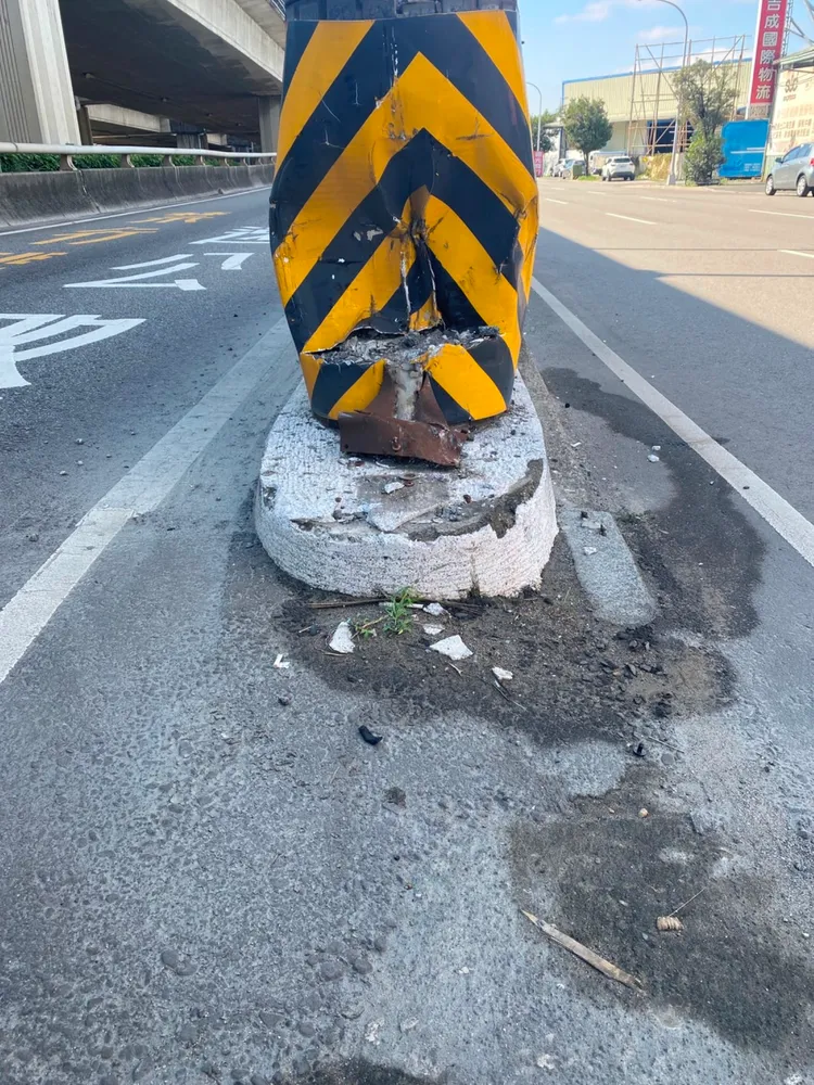 肇事駕駛供稱因為眩光撞上匝道口號誌桿。讀者提供