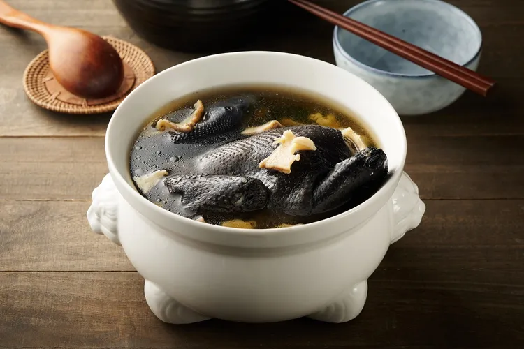 彭園譚府玉皇烏雞湯，698元，大潤發。業者提供