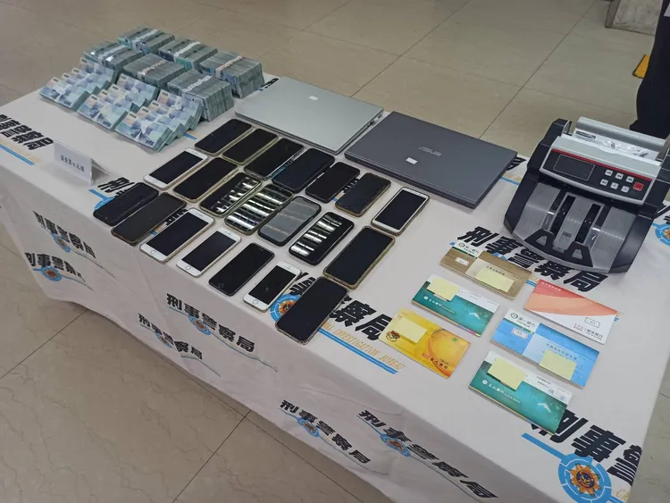 警方查扣犯案用手機、大批存摺及金融卡等證物。翻攝畫面