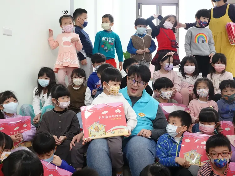 魏嘉彥將閱覽證送到幼兒園，鼓勵幼兒多讀書贏在起跑點。花蓮市公所提供