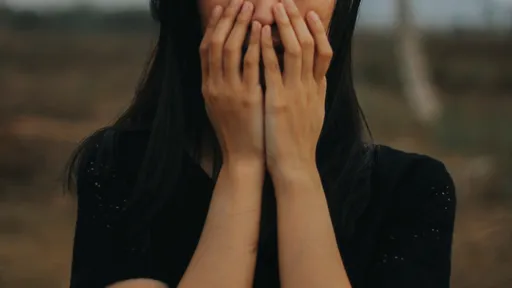 爸爸老愛「嘴對嘴親親抱抱」 20歲女大生崩潰:竟還直接躺旁邊