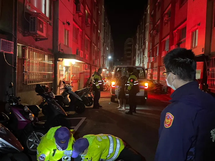 過程中呂男拿出西瓜刀反擊並砍傷朱男，在互扯中，呂男自己也被刀刃劃傷，直到警方到場後才結束這場鬧劇。民眾提供