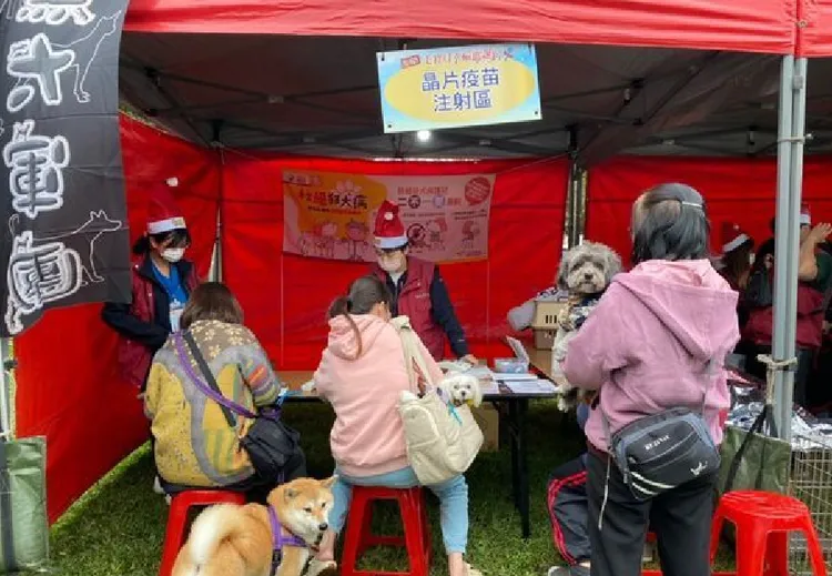 飼主帶家中犬貓來活動現場皆可享有免費晶片施打及狂犬病疫苗注射。市府提供