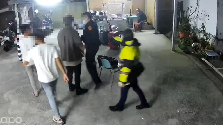 警方循線將打人3嫌帶回偵辦，持續再追緝在逃2嫌。警方提供