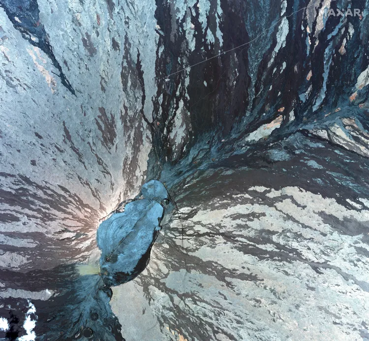 今年7月15日，火山尚在沉睡中，這是當時火山口的衛星照片。路透/MAXAR