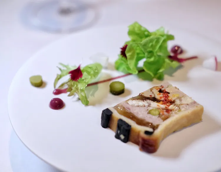 「皇家肉派/鰻魚/鴨肝/豬肉/紅酒洋蔥果醬」中的肉派，有著燻製白鰻魚、鴨肝等食材，尤其還夾雜著入口即化的鮮醇肉凍。葉盛耀攝