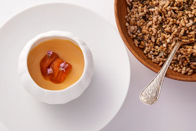 「海膽蒸蛋/米舒芙蕾/芝麻/海苔」選用了大量的海膽加上蛋做成濃馥香滑的蒸蛋，佐配法國米舒芙蕾(Riz soufflé)。業者提供