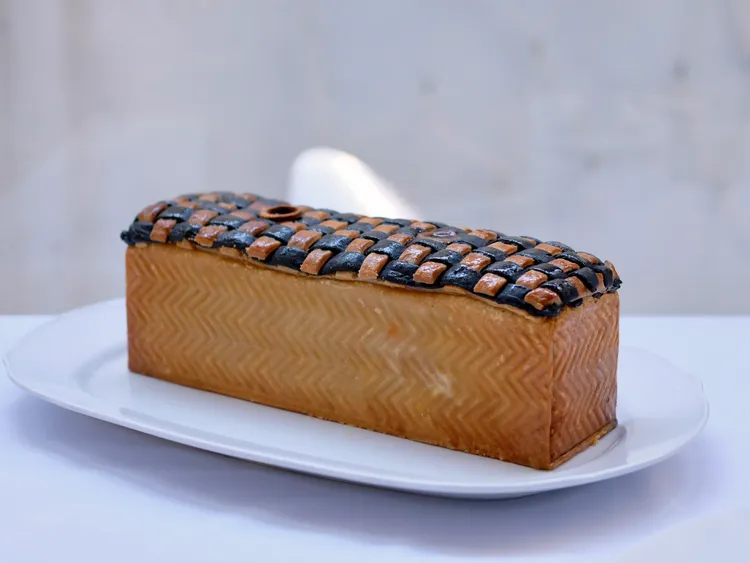 黎俞君重現經典法國菜色肉派(Pâté)，酥皮外表有著編織線條、雙色花型，重現古老皇家的奢華氣質。葉盛耀攝